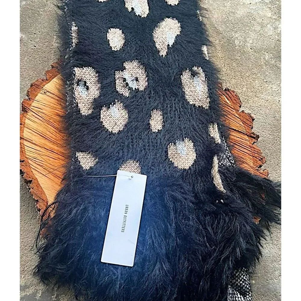 Urban Outfitters Fuzzy Furry Cheetah Print Scarf Black/Noir Nwt